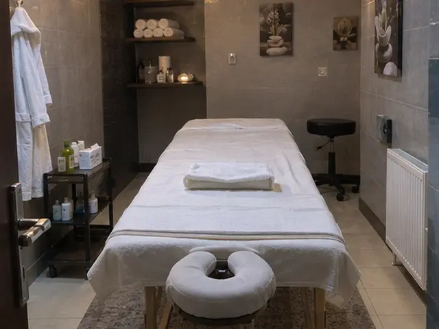 Raflarında havlu duran, bornozlu masaj odası — Dikilitaş, Masaj Salonun