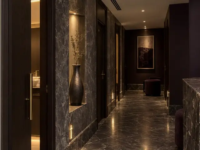 Mermer duvarlı, loş ışıklı salon koridoru — Dikilitaş, Masaj Salonun